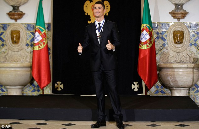  Cris Ronaldo vô cùng phấn khích khi được lựa chọn cho vào hội Order of Prince Henry