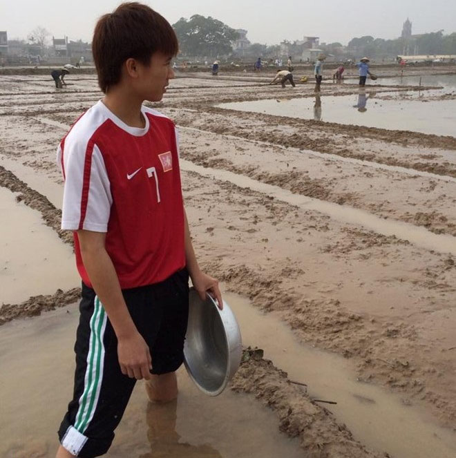 Nghỉ Tết, Dung phải ra đồng phụ mẹ làm việc để có thêm thu nhập