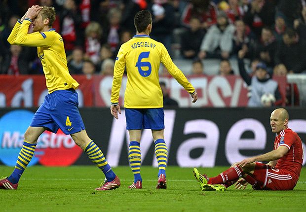 HLV Wenger chỉ trích Robben ăn vạ