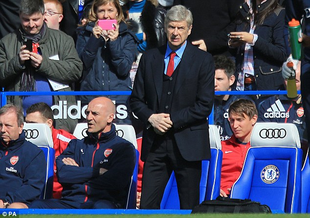 Wenger muối mặt trên Stamford Bridge