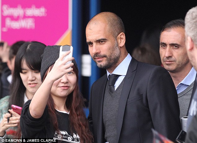 Pep Guardiola được 1 fan nữ ái mộ