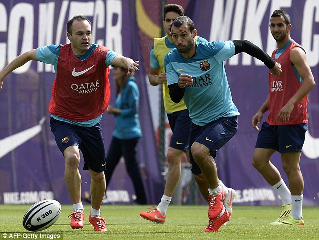 Barca tập chơi bóng bầu dục trước thềm El Clasico
