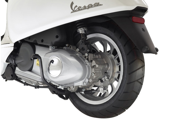 Nét đặc biệt nhất của Vespa Sprint mới là bộ vành hợp kim nhôm đa nan 12 inch, khung gầm được gia cố, giúp tăng độ cứng cáp và chắc chắn cho xe. Giảm xóc trước được trang bị bản lề dạng khớp nghiêng giúp việc vào cua dễ dàng và an toàn hơn.