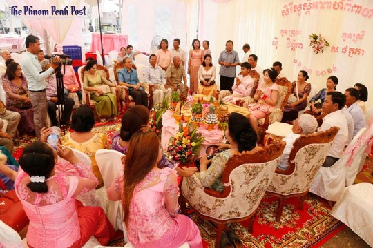 Đám cưới có sự tham dự của cả quan chức Campuchia lẫn binh lính Khmer Đỏ cũ. Ảnh: Phnom Penh Post