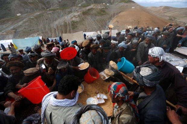 Những người dân bị mất nhà cửa xếp hàng chờ nhận thực phẩm cứu trợ gần hiện trường vụ lở đất ở tỉnh Badakhshan, Afghanistan.