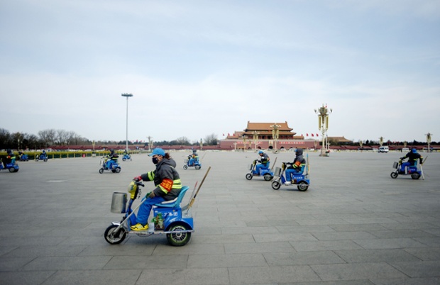 Công dân đi xe điện dọn vệ sinh quảng trường Thiên An Môn ở Bắc Kinh sau phiên bế mạc kỳ họp thường niên của Quốc hội Trung Quốc.