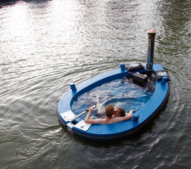 Bồn tắm Hot Tug. Giá: 21.000 USD Frank de Bruijn, nhà thiết kế người Hà Lan đã sáng tạo ra chiếc bồn tắm này. Không đơn thuần là một bồn tắm bằng gỗ bọc, Hot Tug còn giống như một chiếc tàu. Bồn tắm được làm từ các sợi thủy tinh và polyester cốt thép, đi kèm với hệ thống ổ đĩa, động cơ 2,4 KW.