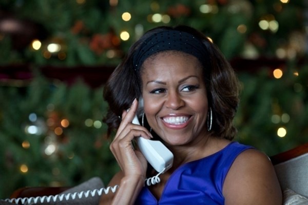  	Vào buổi sáng, đệ nhất phu nhân Michelle Obama đã giúp NORAD 	theo dấu hành trình của ông già Noel và giúp giải đáp câu hỏi của trẻ em trên toàn thế giới được chuyển hướng tới Hawaii