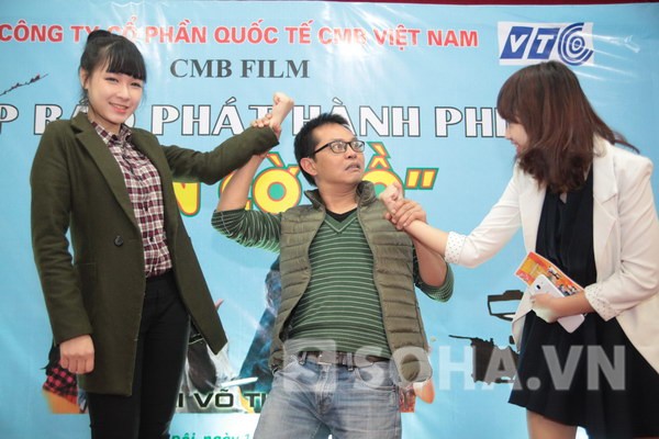 
	Biểu cảm hài hước của Trung Hiếu khi chụp ảnh cùng các fan.