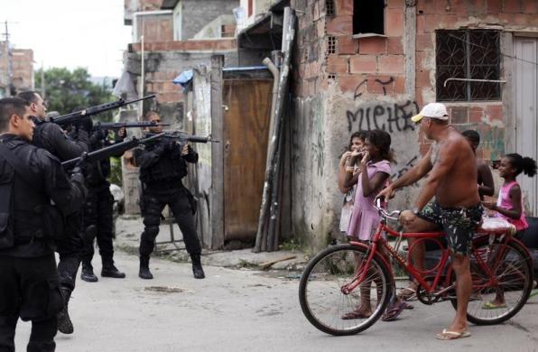 Người dân phản ứng khi cảnh sát thực hiện chiến dịch truy quét tội phạm tại khu ổ chuột Mare ở Rio de Janeiro, Brazil.