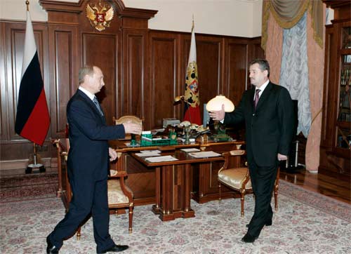 Ông Putin tiếp khách tại phòng làm việc riêng của mình.