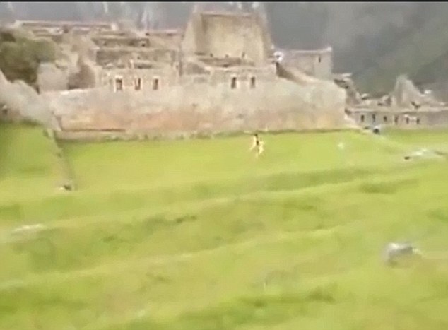 Di tích cổ: Các streakers khỏa thân bị đuổi bởi một người bảo vệ thời gian ngắn sau khi chạy khỏa thân thông qua Machu Picchu