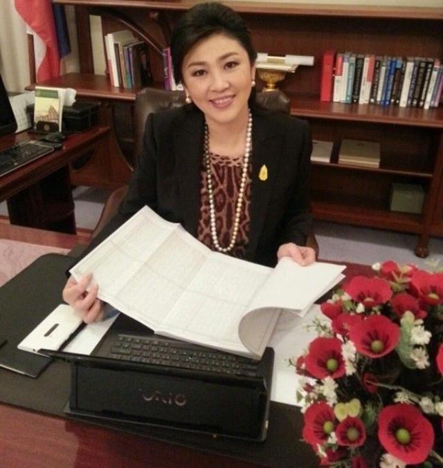 Bức ảnh được đăng tải trên Facebook của Thủ tướng Thái cho thấy bàn làm việc trong văn phòng của bà tràn ngập những sản phẩm công nghệ. 