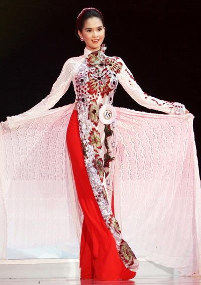  	Phần thi áo dài của Ngọc Trinh trong cuộc thi Hoa hậu ao làng