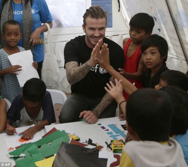 Beckham tặng thiệp Valentine cho nạn nhân bão Haiyan tại Philippines 5