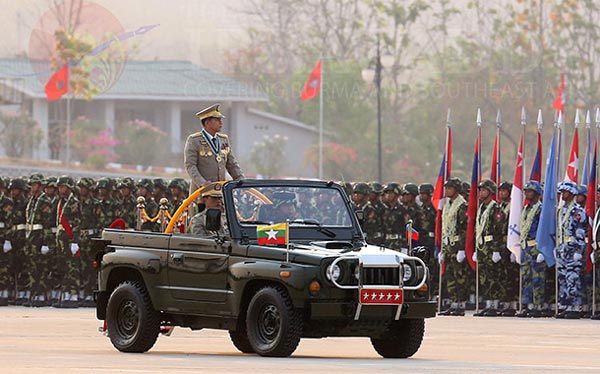 Tướng Min Aung Hlaing Tư lệnh các lực lượng vũ trang Myanmar duyệt đội ngũ trước khi diễu hành.