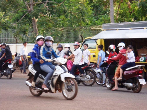 Người dân hiếu kỳ dừng lại trên đường để xem đám cưới đồng tính đầu tiên tại thị xã Đồng Xoài, tỉnh Bình Phước