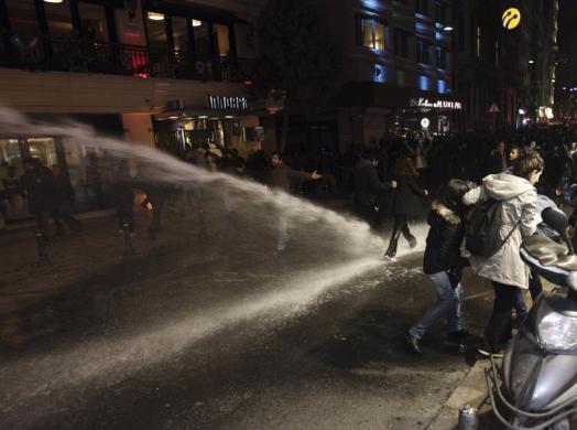Cảnh sát chống bạo động dùng vòi rông phun nước giải tán người biểu tình trên đường phố ở Istanbul, Thổ Nhĩ Kỳ.