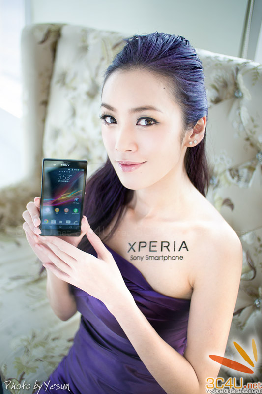 Chân dài sexy bên smartphone Sony