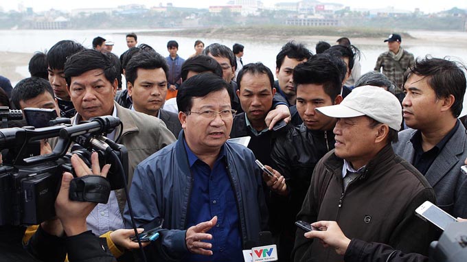 Bộ trưởng Trịnh Đình Dũng yêu cầu các đơn vị liên quan gấp rút khắc phục sự cố và đảm bảo an toàn cho cầu Vĩnh Tuy - Ảnh: Nguyễn Khánh