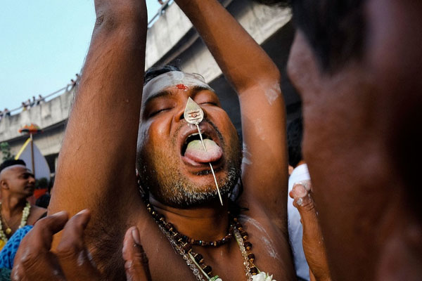 Đủ kiểu hành xác gột rửa tội lỗi của người Hindu - Ảnh 2