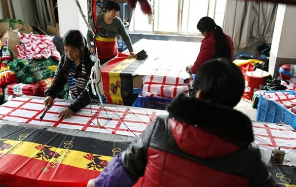 Trung Quốc bận rộn sản xuất cờ, linh vật cho World Cup 2014 5