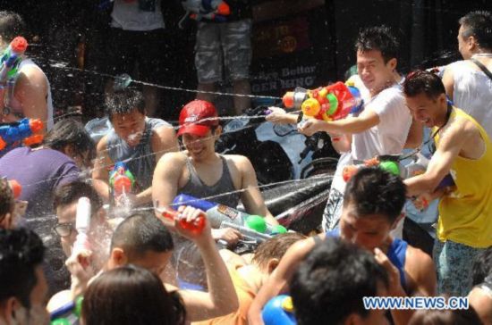 Lễ hội té nước nổi tiếng thu hút du khách đến Thái Lan với Songkran vào giữa tháng 4