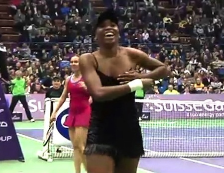 Venus Williams cười trừ khi bị lộ ngực