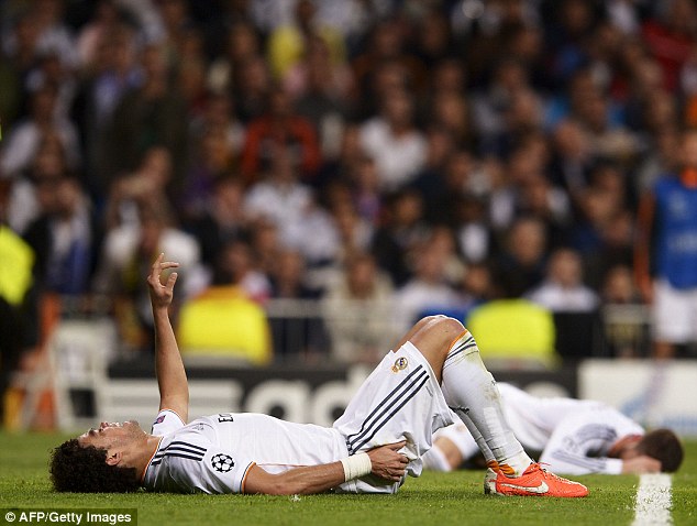 Trận đấu có nhiều tình huống va chạm và đáng ngạc nhiên là trung vệ cứng nhất Real - Pepe, liên tục bị đau. Đến phút 70, anh va chạm mạnh với Casillas và bị chấn thương nên được thay bởi Varane ở phút 73