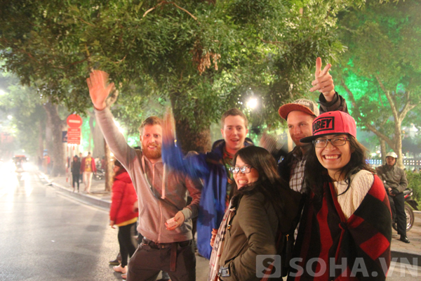 Người nước ngoài đón Năm mới tại Hà Nội, gặp bất cứ ai họ cũng thân thiện và đưa tay ra chào 