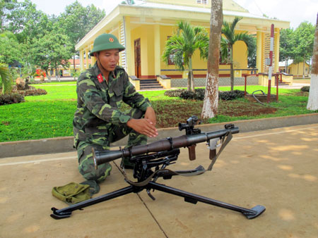 Trung úy Lương Văn Phước, Đại đội trưởng Đại đội 11, Tiểu đoàn 6, Đoàn Tu Vũ với sáng kiến “Thiết bị kiểm tra đường ngắm súng B41” chào mừng Chiến thắng Điện Biên Phủ.