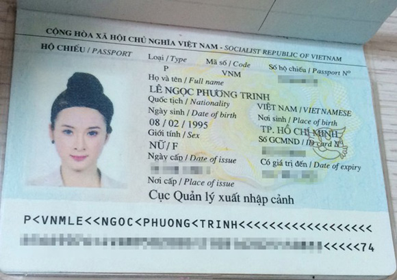 Angela Phương Trinh sinh năm 1995. Mặc dù bình thường, cô luôn bị chê già trước tuổi, song trong bức ảnh hộ chiếu này, nữ diễn viên đã trở về với tuổi thực của mình.