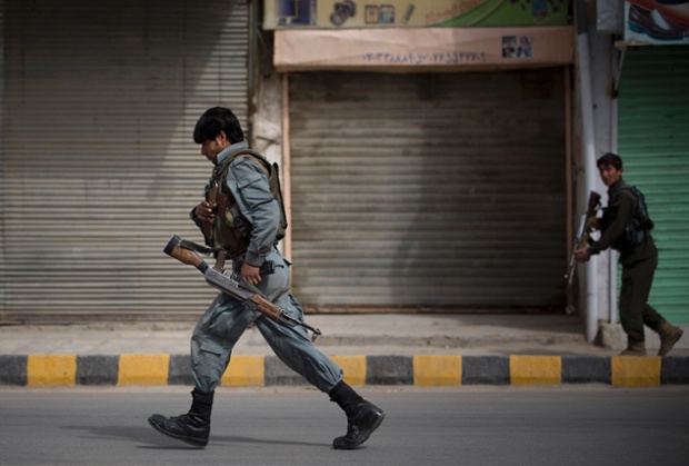 Cảnh sát làm nhiệm vụ sau một tấn công tự sát nhằm vào trung tâm tình báo Afghanistan cũ ở Kandahar.