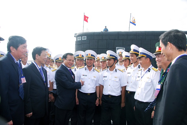 Đồng chí Phạm Quang Nghị, Ủy viên BCT, Bí thư Thành ủy Hà Nội với cán bộ, sĩ quan, thủy thủ thăm tàu ngầm Hà Nội. Ảnh Trọng Thiết