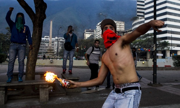 Một người biểu tình ném bom xăng tự chế trong cuộc đụng độ với cảnh sát ở Caracas, Venezuela.