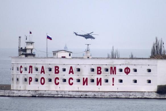 Một máy bay tấn công bay trên căn cứ quân sự của Nga tại cảng Sevastopol ở Crimea, Ukraine.