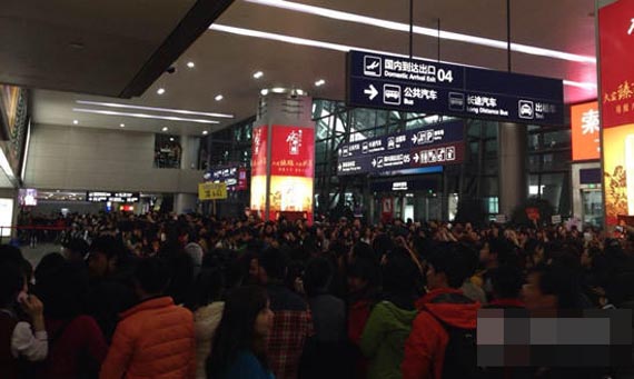 Sân bay quốc tế ở thành phố Thành Đô tỉnh Tứ Xuyên sớm đã trong tình trạng hỗn loạn vì có chuyến bay Lee Min Ho sẽ hạ cánh vào buổi chiều.