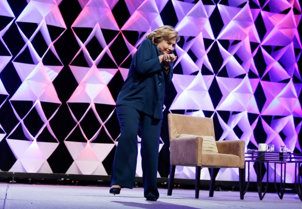 Cựu Ngoại trưởng Mỹ Hillary Clinton co rúm người sau khi một phụ nữ ném vật thể lạ vào bà trong khi phát biểu tại một hội nghị ở Las Vegas, Mỹ.