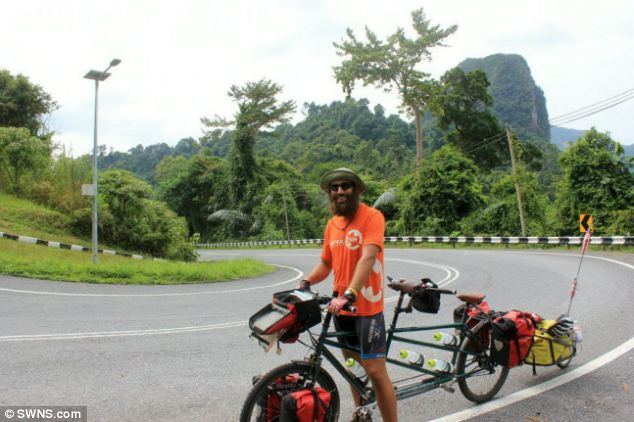 Bắt đầu: Steve dầm khi họ tiếp cận Vườn Tiểu bang Perlis Malaysia chỉ vài tuần vào chuyến đi của họ