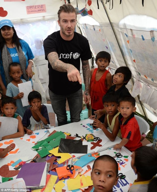 Beckham tặng thiệp Valentine cho nạn nhân bão Haiyan tại Philippines 6