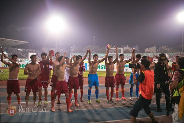 Cầu thủ U19 Việt Nam rủ nhau cởi áo tặng fan 6