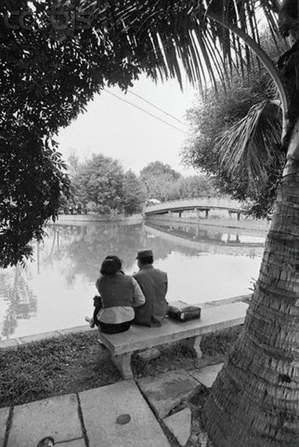 6. 22 Mar 1973, Hanoi, North Vietnam --- Hanoi. Young lovers, as in 

any other city of the world, seek a little privacy beside a beautiful small 

lake in a well kept park here. A peaceful scene on a Sunday afternoon in 

a city which very recently was under bomber attack. --- Image by © 

Bettmann/CORBIS