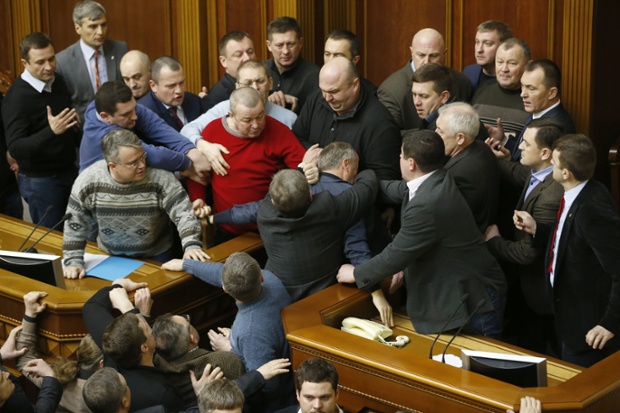 Các nghị sĩ Ukraine xô xát với nhau trong một phiên họp tại quốc hội ở thủ đô Kiev.