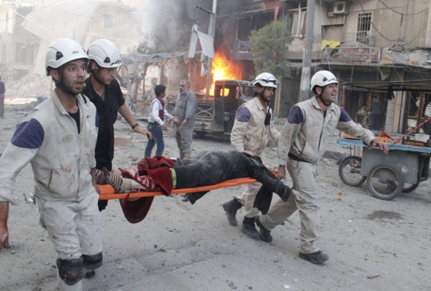 Nhân viên cứu hộ đưa một vụ nữ bị thương trong cuộc không kích bởi quân đội chính phủ gần thành phố Aleppo, Syria.