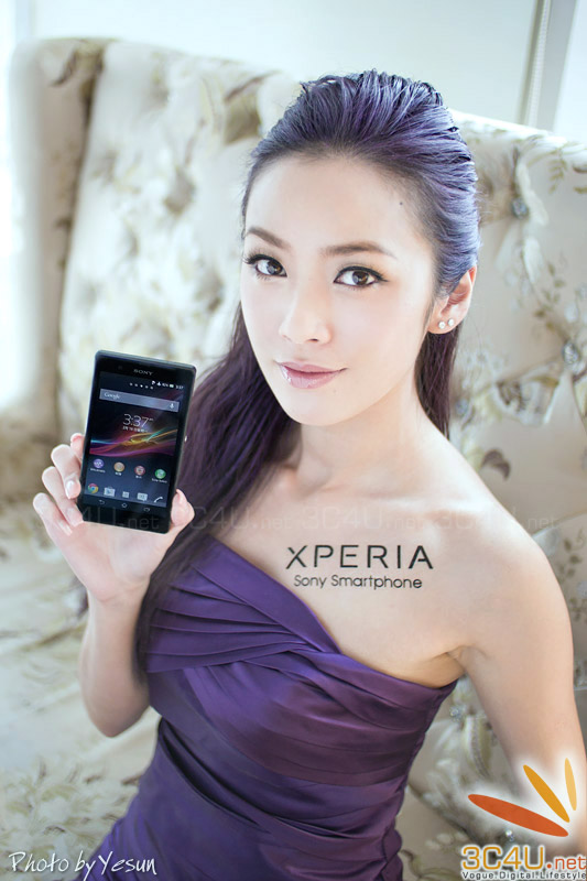 Chân dài sexy bên smartphone Sony