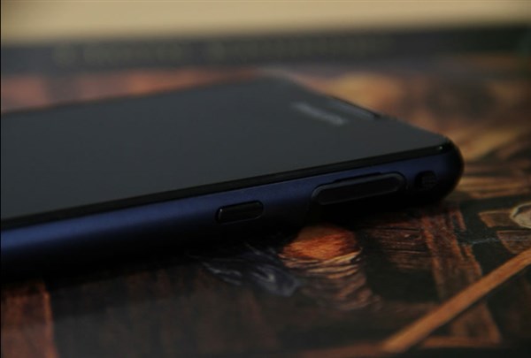 Philips W6618 – Smartphone sở hữu pin ‘cực khủng 5.300mAh