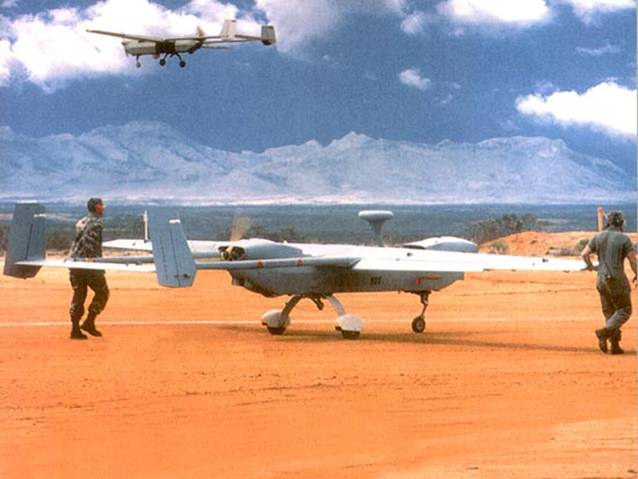 UAV MQ-5B Hunter được quân đội Mỹ sử dụng ở hàng loạt các chiến trường như Kosovo, Afgakistan và Iraq. Chúng được cho là hoàn thành khá tốt nhiệm vụ cung cấp thông tin tình báo chiến trường cho quân đội Mỹ.