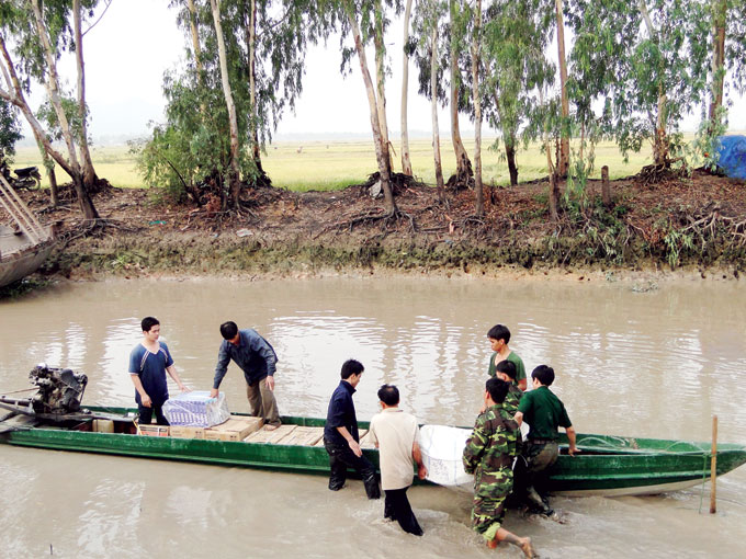 Lực lượng biên phòng An Giang chặn một chiếc xuồng chở thuốc lá lậu trên kênh Đê Biên Giới, xã Vĩnh Nguơn, Châu Đốc