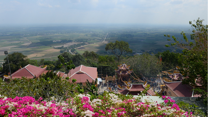 Chùa Bà nằm trên lưng chừng núi Bà Đen, Tây Ninh xung quanh là bao la ruộng đồng xanh biếc - Ảnh: Thuận Thắng