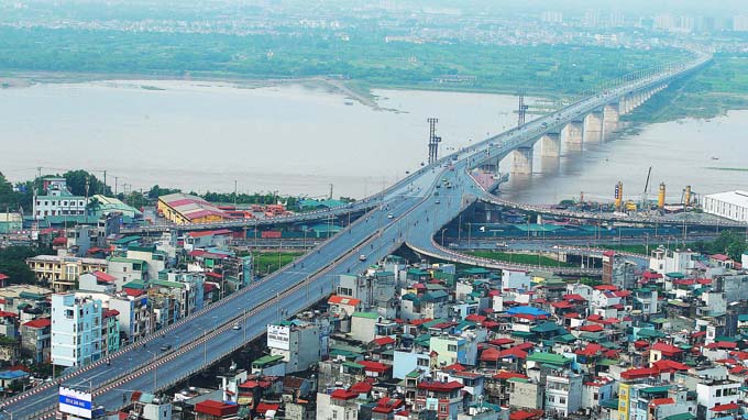 Cầu Vĩnh Tuy được xây dựng năm 2010, bắc qua sông Hồng, phía đầu cầu bên trung tâm Hà Nội nằm ở địa phận phường Vĩnh Tuy, thành phố Hà Nội, nối quận Hai Bà Trưng và quận Long Biên - Ảnh: Nguyễn Khánh
